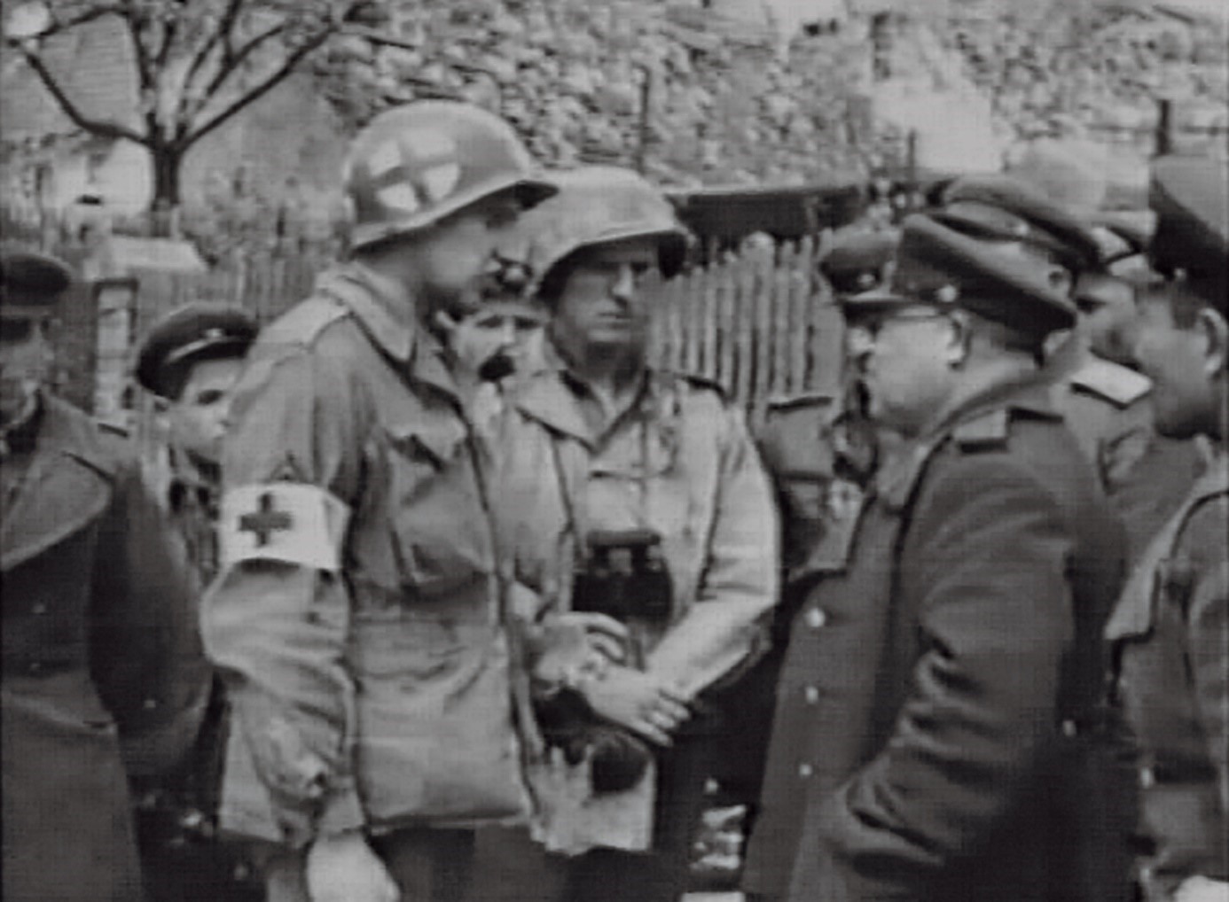 Leutnant Albert Kotzebue (mit Feldstecher in der Bildmitte) vom 273. Infanterieregiment der 69. Infanteriedivision verhandelt mit der sowjetischen Delegation um Oberst Iwan Karpowitsch, dem leitenden Politoffizier der 58. Gardeschützendivision (rechts), das weitere Vorgehen bei der Kontaktaufnahme zwischen sowjetischen und amerikanischen Truppen.