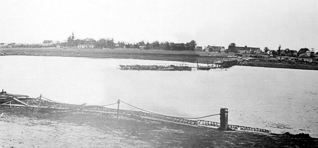 Reste der Pontonbrücke zwischen Lorenzkirch und Strehla Ende April 1945.